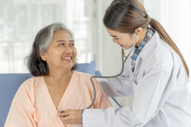 médico e mulher idosa paciente equipe médica praticante